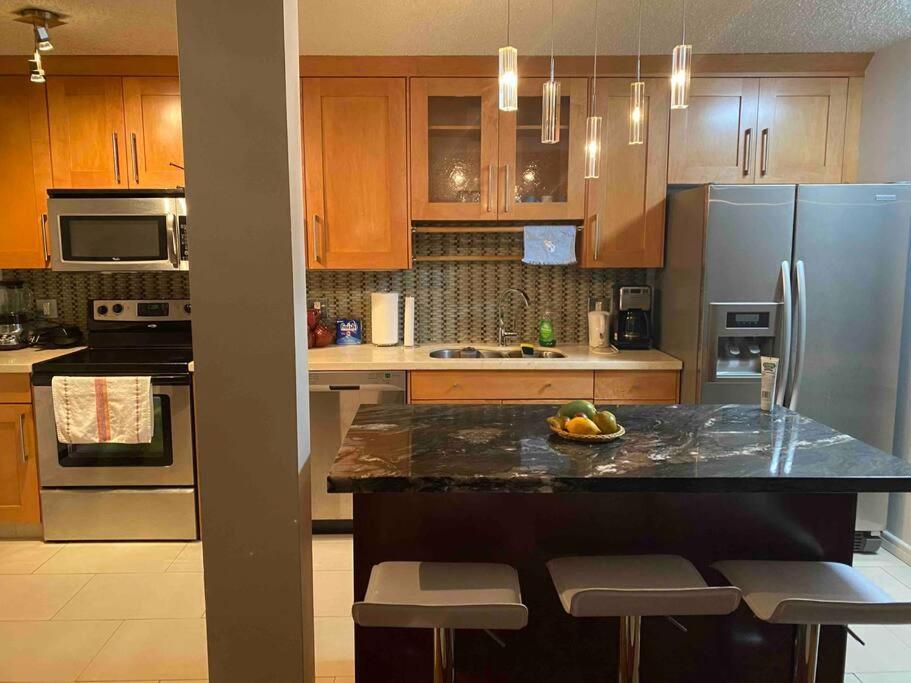 Beautiful Two Bedroom Apartment. YYC 외부 사진
